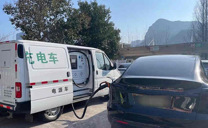 盈江汽车搭电